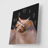 Viertelpferd mit schwarzem Hintergrund Quadratische Wanduhr (Winkel)