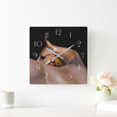 Viertelpferd mit schwarzem Hintergrund Quadratische Wanduhr (Zuhause)
