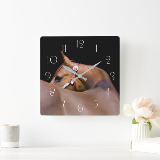 Viertelpferd mit schwarzem Hintergrund Quadratische Wanduhr (Zuhause)