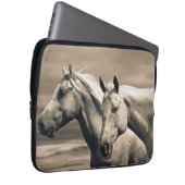 Viertelpferde auf der kanadischen Prärie Laptopschutzhülle (Vorne Rechts)