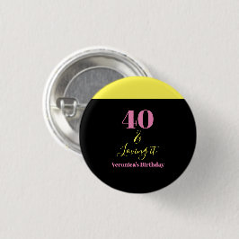 Vierzig und liebend 40. Geburtstag Gelb Schwarz Button