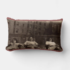 Vierzigerjahre drei Leute, die auf dem Dach sich Lendenkissen