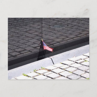 Vietnam Veterans Memorial Wall mit amerikanischer Postkarte