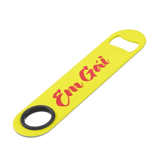 vietnamesisch (jung) Schwester - Em Gái ~ Tietet Speed Flaschenöffner (Rückseite Schrägansicht)