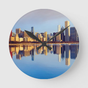 View of Chicago skyline with reflection Runde Wanduhr