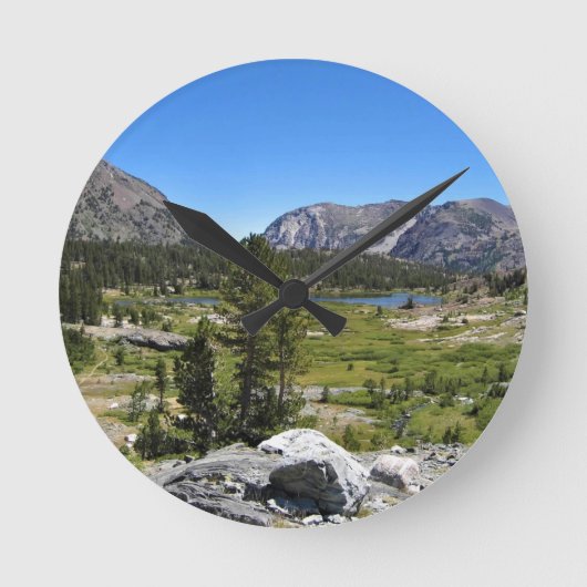 View of Shell Lake, Tioga Pass, CA Runde Wanduhr (Vorderseite)