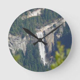 View of Vernal Falls from Glacier Point, CA Runde Wanduhr