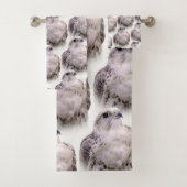 Vignetted Portrait eines inquisitiven Saker Falken Badhandtuch Set (Insitu)
