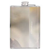 Vignettiertes Profil eines Peregrine Falken Flachmann (Rückseite)