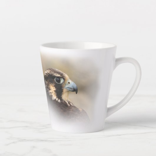 Vignettiertes Profil eines Peregrine Falken Milchtasse (Rechts)