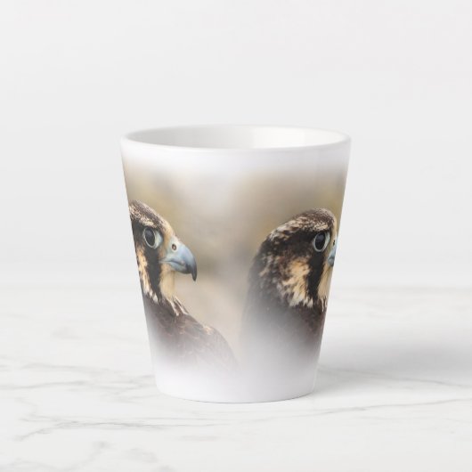 Vignettiertes Profil eines Peregrine Falken Milchtasse (Vorderseite)