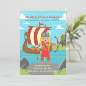 Viking Girl posiert vor dem Viking Schiff Party Einladung (Stehend Vorderseite)