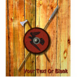 Viking Ravenschild und Waffen Fotoskulptur Magnet<br><div class="desc">Eine 3D-Darstellung eines Viking-Schildes zusammen mit einer Schlachtaxt und einem Speer, der auf einer groben Holzplankfläche hängt, vielleicht die Innenwand eines Langhauses. Der Schild ist mit einem schwarzen Raben (Corvus corax) aus rotem Leder dekoriert. Fügen Sie Ihren eigenen Text hinzu. Die Methoden und Materialien, die beim Bau der Wikingerschilde verwendet...</div>