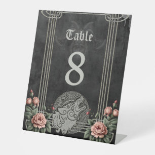 Viking Wolf & Rose. Ein stilisierter Wolfskopf, Sockelschild