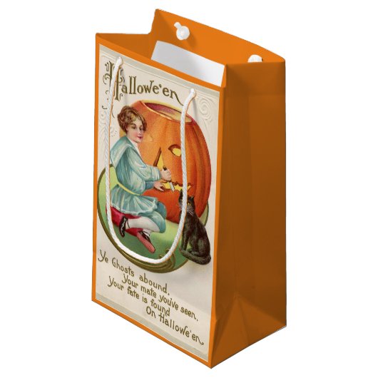 Viktorianisch Boy Carving Pumpkin Halloween Kleine Geschenktüte (Vorderseite Schrägansicht)