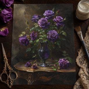 Viktorianisch-gotische lila Rosen in antiker Vase Seidenpapier