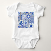 Viktorianisch Majolica: Patchwork Fliesenmuster. Baby Strampler (Vorderseite)
