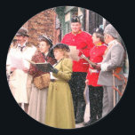 VIKTORIANISCHE CHRISTMAS CAROL SINGERS RUNDER AUFKLEBER<br><div class="desc">Vor langer Zeit mit Viktorianischen Carolsängern wieder aufleben. Klicken Sie auf Anpassen,  um es anzupassen. Besuchen Sie unseren Shop,  indem Sie auf zwei. England UK.</div>
