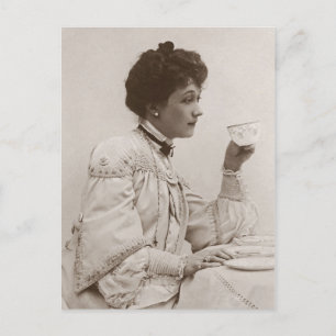 Viktorianische Dame beim Teetrinken, Schwarz-Weiß- Postkarte