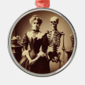 Viktorianische Frau mit Skelett Ornament Aus Metall (Vorne)