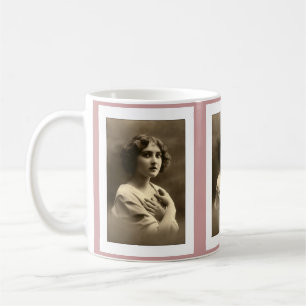 Viktorianische Frau mit verschränkten Armen Kaffeetasse