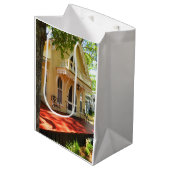 Viktorianische Hütte in der Sonne - Martha's Viney Mittlere Geschenktüte (Vorderseite Schrägansicht)