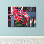 Viktorianische Hütte Pink Lilies - Martha's Vineya Leinwanddruck (Insitu (Holzboden))