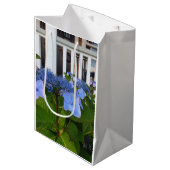 Viktorianische Hydrangea und Porch - Martha's Vine Mittlere Geschenktüte (Vorderseite Schrägansicht)