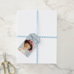 Viktorianische Lady in Federhut mit rosa Rosen Geschenkanhänger