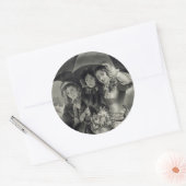 Viktorianische Mädchenschirme Regentag viktorianis Runder Aufkleber (Umschlag)