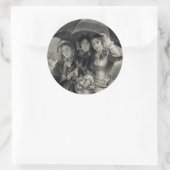 Viktorianische Mädchenschirme Regentag viktorianis Runder Aufkleber (Tasche)