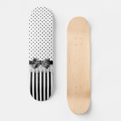 Viktorianische Schwarzweiss-Streifen mit Bogen Skateboard (Vorderseite)