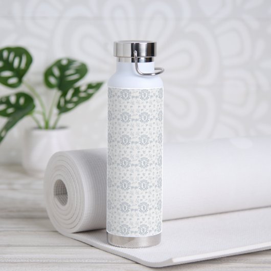 Viktorianischer blauer Toile-Wiederholungsmonogram Trinkflasche (Yoga)