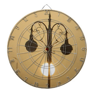 Viktorianischer Charme: Antike Straßenlaternen Lat Dartscheibe