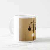 Viktorianischer Charme: Vintage Lampenposten Kaffeetasse (Vorderseite Links)