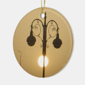 Viktorianischer Charme: Vintage Lampenposten Keramik Ornament (Links)