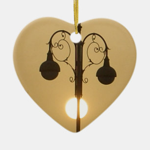 Viktorianischer Charme: Vintage Lampenposten Keramikornament