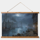 Viktorianischer Hafen bei Nacht: Fischerdorf Wandteppich Mit Holzrahmen (Vorne)