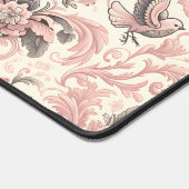Viktorianisches Aviar: Ein rosa, pastellfarbener G Schreibtischunterlage (Ecke)