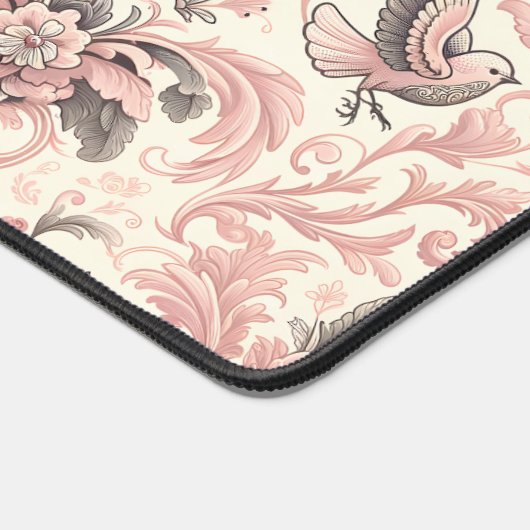 Viktorianisches Aviar: Ein rosa, pastellfarbener G Schreibtischunterlage (Ecke)