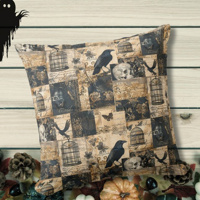 Viktorianisches gotisches Halloween-Patchwork Kissen (victorial gothic patchwork throw pillow with raven birds, skulls, birdcages and script typography)