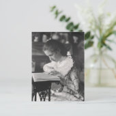 Viktorianisches Mädchen, das ein Buch liest Postkarte (Stehend Vorderseite)