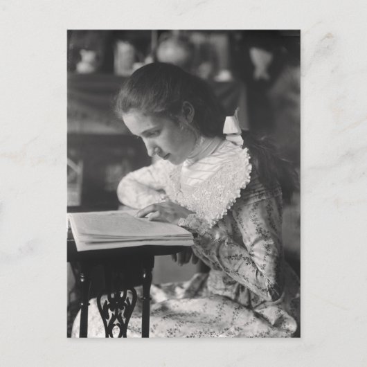 Viktorianisches Mädchen, das ein Buch liest Postkarte (Vorderseite)