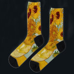 Vincent Van Gogh 12 Sonnenblumen Impressionist Socken<br><div class="desc">Vincent Van Gogh's Vase mit 12 Sonnenblumen ist eine von Van Gogh's berühmten Sonnenblumen-Serie. Dieses Gemälde von Sonnenblumen ist Teil von Van Gogh's zweites Set von wunderschönen impressionistischen Sonnenblumengemälden, das er 1888 erschuf. Die Sonnenblumen sind gelb vor einem hellblauen Hintergrund. Wie in all Van Gogh's großartigen Stücken sind die Sonnenblumen...</div>