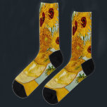 Vincent Van Gogh 12 Sonnenblumen Impressionist Socken<br><div class="desc">Vincent Van Gogh's Vase mit 12 Sonnenblumen ist eine von Van Gogh's berühmten Sonnenblumen-Serie. Dieses Gemälde von Sonnenblumen ist Teil von Van Gogh's zweites Set von wunderschönen impressionistischen Sonnenblumengemälden, das er 1888 erschuf. Die Sonnenblumen sind gelb vor einem hellblauen Hintergrund. Wie in all Van Gogh's großartigen Stücken sind die Sonnenblumen...</div>