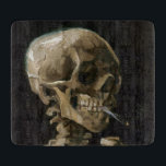 Vincent van Gogh Art Schneidebrett<br><div class="desc">Vincent van Gogh (Niederländisch, 1853 - 1890) Schädel eines Skeletts mit brennender Zigarette, 1885-86, Öl auf Leinwand Ungerahmt: 32 cm × 24, 5 cm (13 in × 9, 6 in) Früharbeit von Vincent van Gogh. Dieses kleine Gemälde ist Teil der ständigen Sammlung des Van Gogh Museums in Amsterdam. Es wurde...</div>