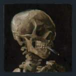 Vincent van Gogh Art Töpfeuntersetzer<br><div class="desc">Vincent van Gogh (Niederländisch, 1853 - 1890) Schädel eines Skeletts mit brennender Zigarette, 1885-86, Öl auf Leinwand Ungerahmt: 32 cm × 24, 5 cm (13 in × 9, 6 in) Früharbeit von Vincent van Gogh. Dieses kleine Gemälde ist Teil der ständigen Sammlung des Van Gogh Museums in Amsterdam. Es wurde...</div>