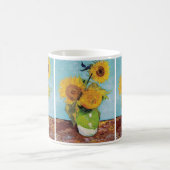 Vincent Van Gogh - Drei Sonnenblumen in einer Vase Kaffeetasse (Mittel)