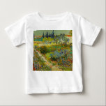 Vincent Van Gogh Garden at Arles Baby T-shirt<br><div class="desc">Baby T - Shirt mit Vincent van Gogh's Ölmalereigarten in Arles (1888). In Arles,  Frankreich,  wird ein hübsch gefärbter Garten mit Blues,  Grüntönen und Rot dargestellt. Das perfekte Geschenk für Liebhaber des Postimpressionismus und niederländischer Kunstsammler!</div>