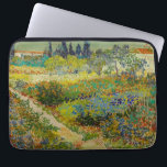 Vincent Van Gogh Garden at Arles Laptopschutzhülle<br><div class="desc">Laptop Sleeve mit Vincent van Goghs Ölmalereigarten in Arles (1888). In Arles,  Frankreich,  wird ein hübsch gefärbter Garten mit Blues,  Grüntönen und Rot dargestellt. Das perfekte Geschenk für Liebhaber des Postimpressionismus und niederländischer Kunstsammler!</div>